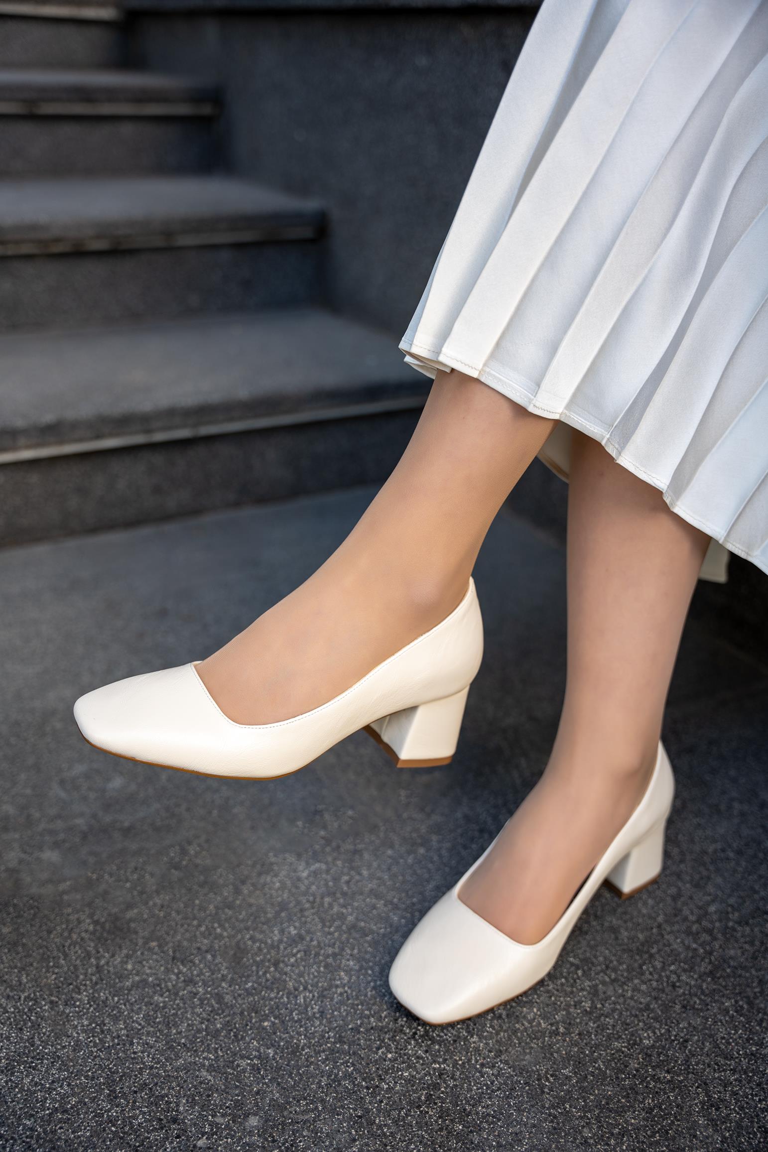 TEZEL DÜZ KALIN TOPUKLU KADIN AYAKKABI - EKRU