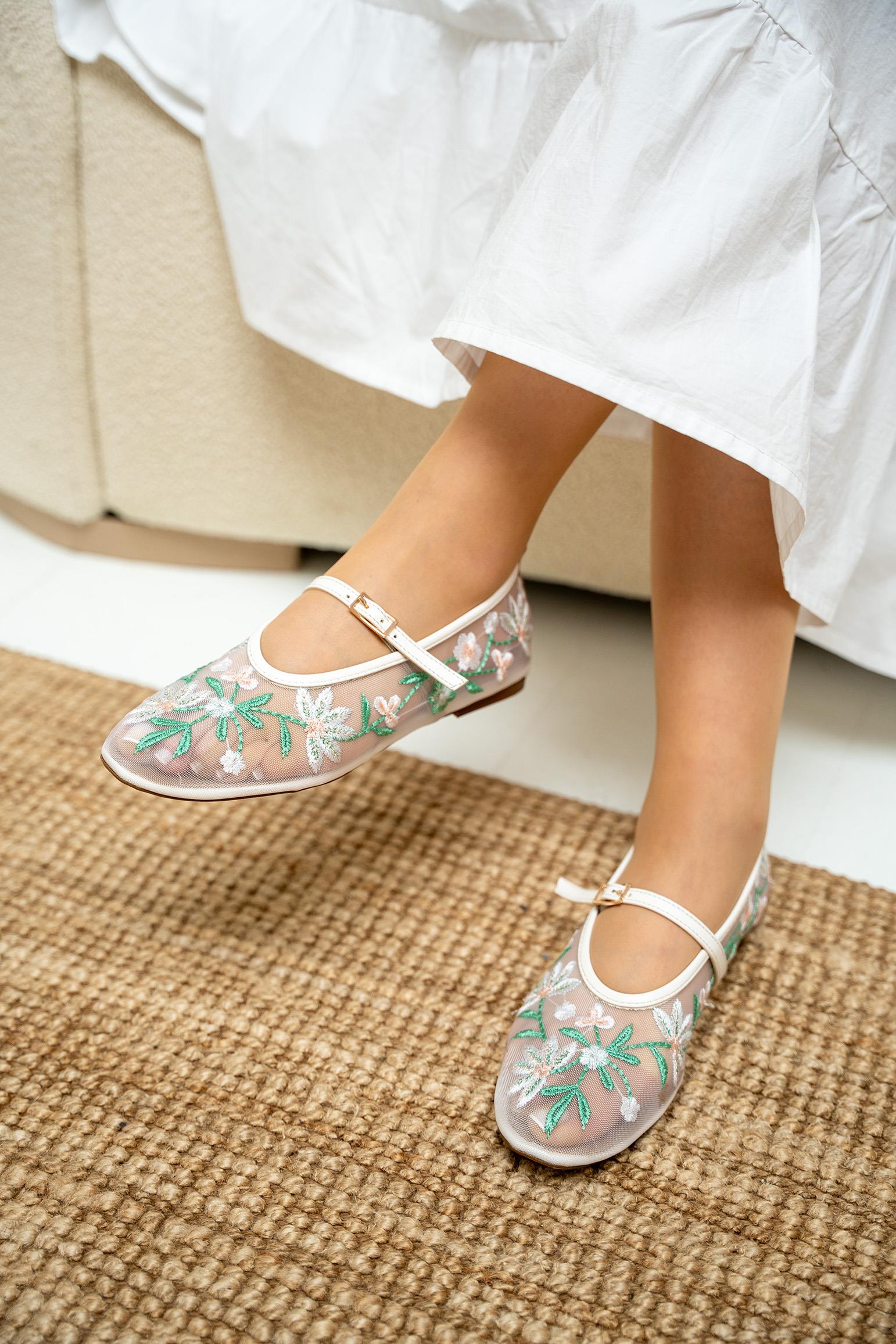 Lalu Nakış İşlemeli Babet - BEYAZ