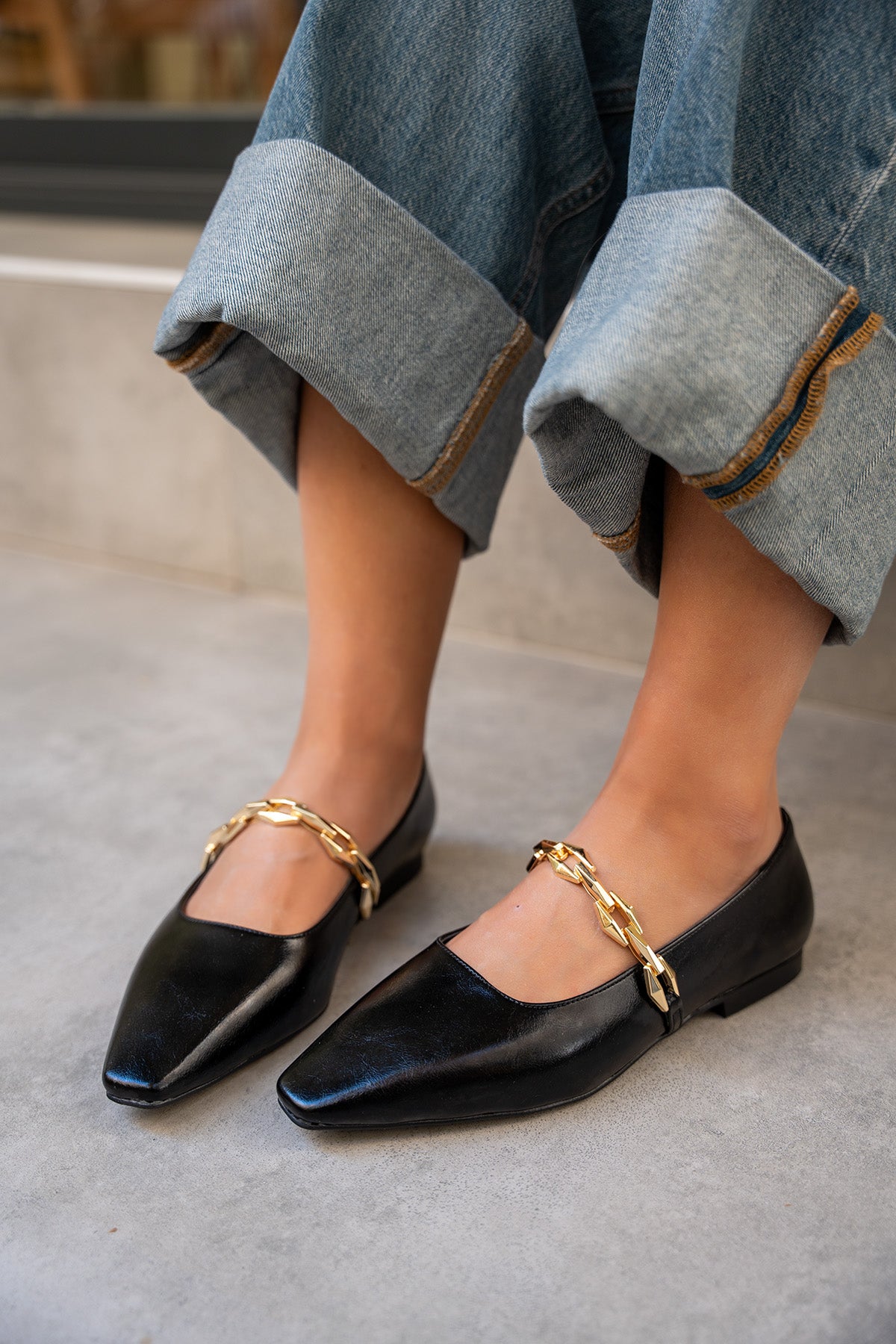 Dennis Zincir Detaylı Düz Babet - SİYAH RUGAN