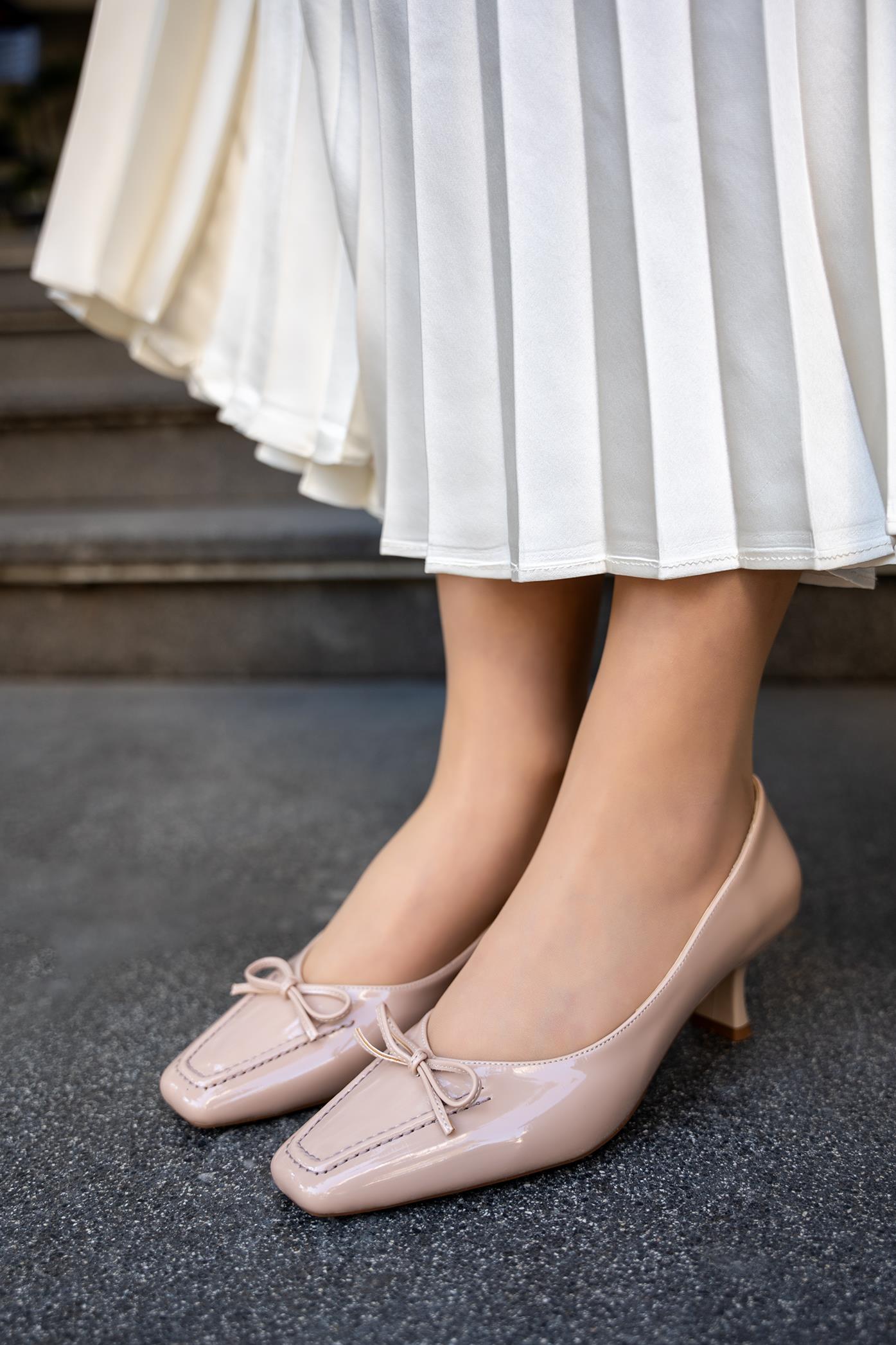 KATRE FİYONK DETAYLI KADIN TOPUKLU AYAKKABI - TEN RUGAN