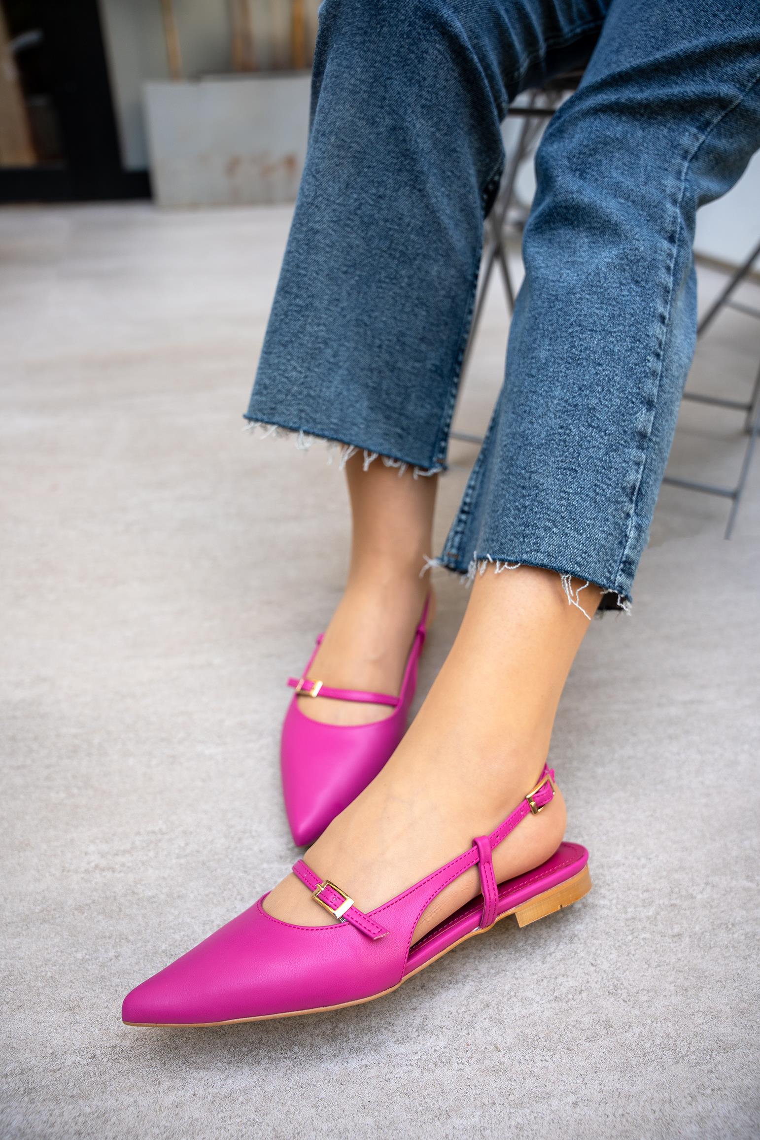 SEZZA SİVRİ BURUN TOKA DETAYLI BABET - FUŞYA