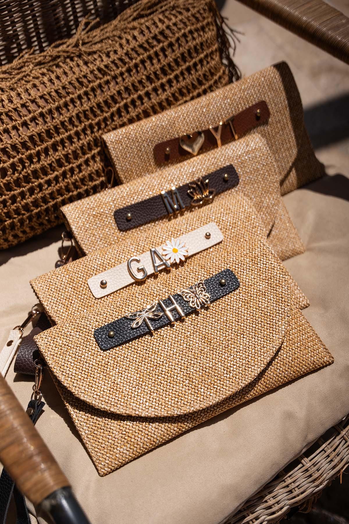 Change Charm Detaylı Hasır Clutch Çanta - TABA