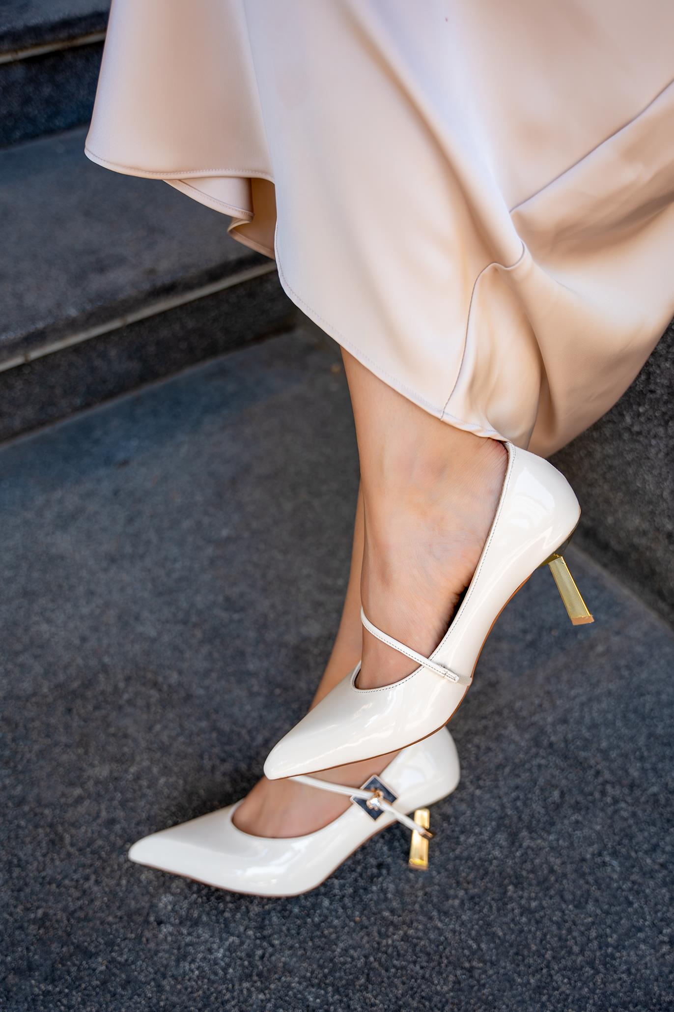 CARİNA ÇAPRAZ ŞERİT DETAYLI TOPUKLU AYAKKABI - EKRU