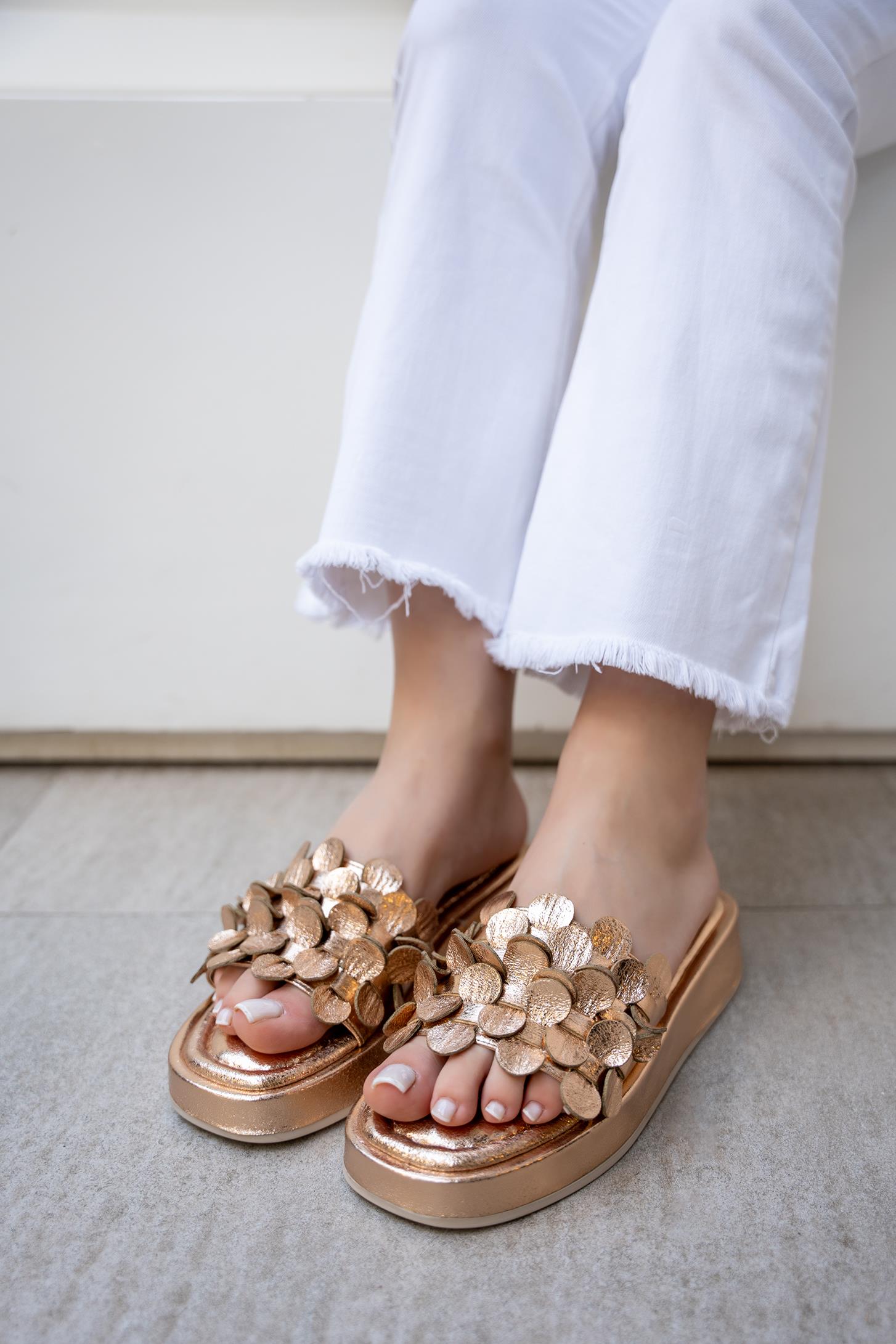 MANJE PÜSKÜL DETAYLI KALIN TABANLI TERLİK - BRONZ