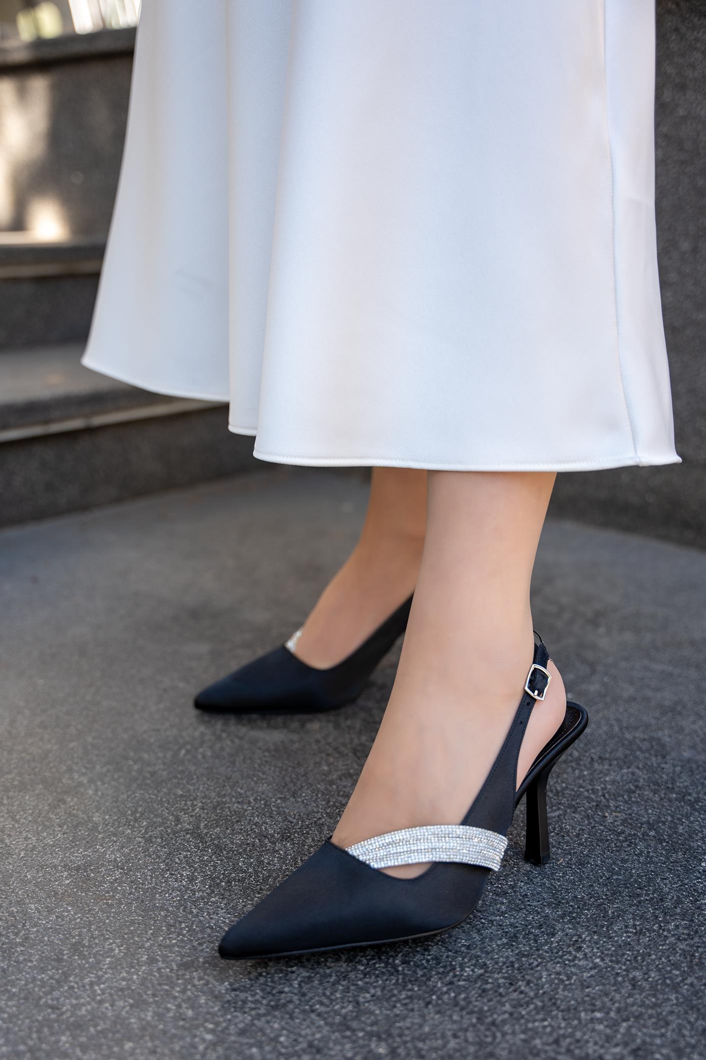 TROCO TAŞ DETAYLI TOKALI TOPUKLU AYAKKABI - SİYAH SATEN