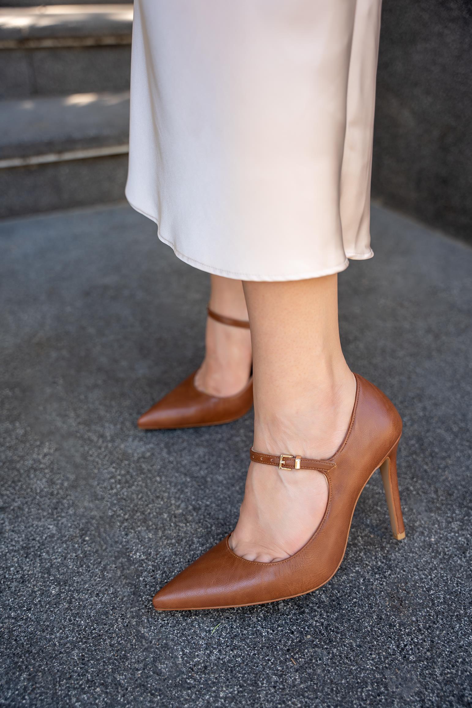 OMERA SİVRİ BURUN KEMER DETAYLI TOPUKLU AYAKKABI - TABA