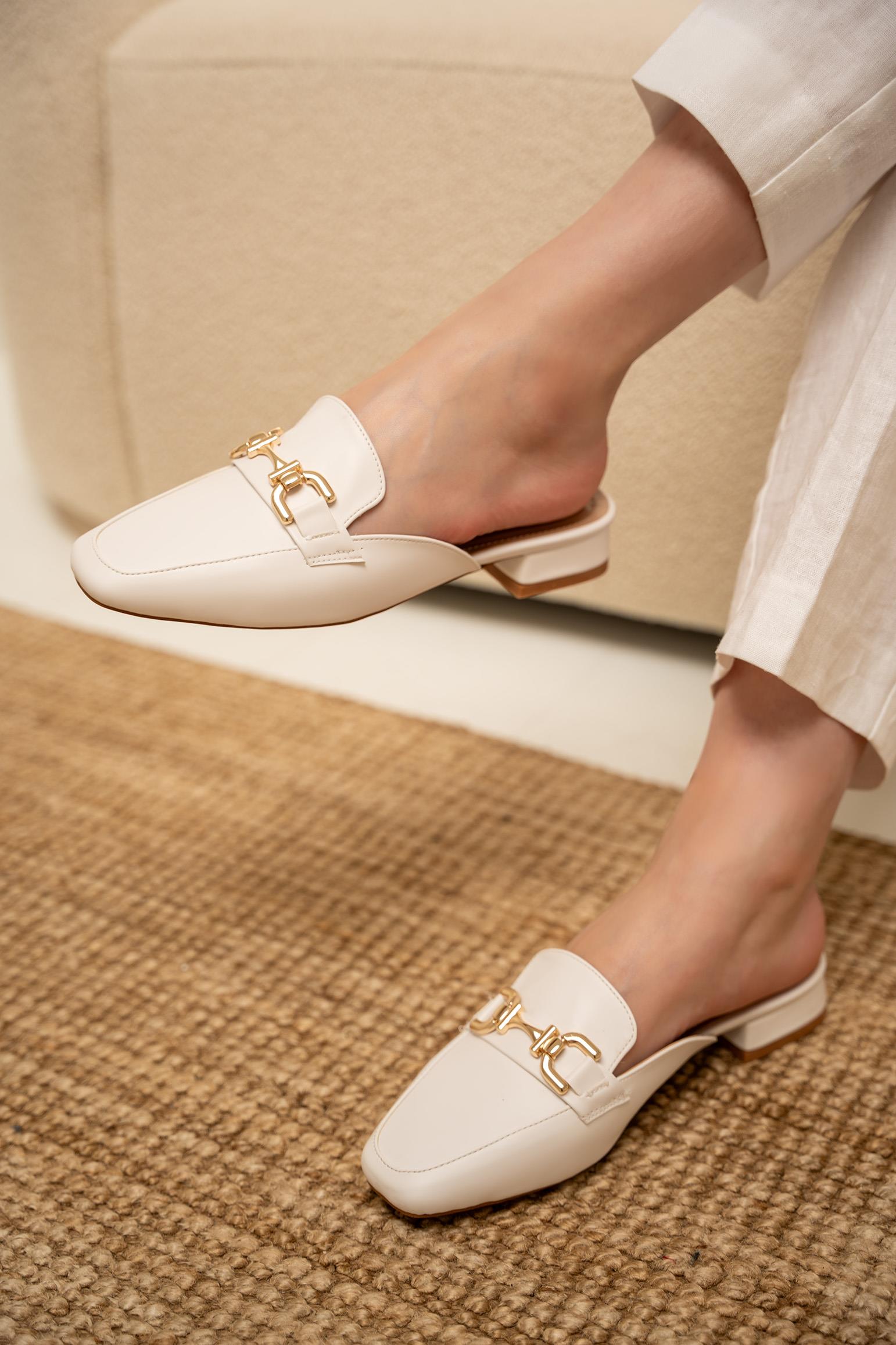 Sangi Toka Detaylı Terlik - BEYAZ