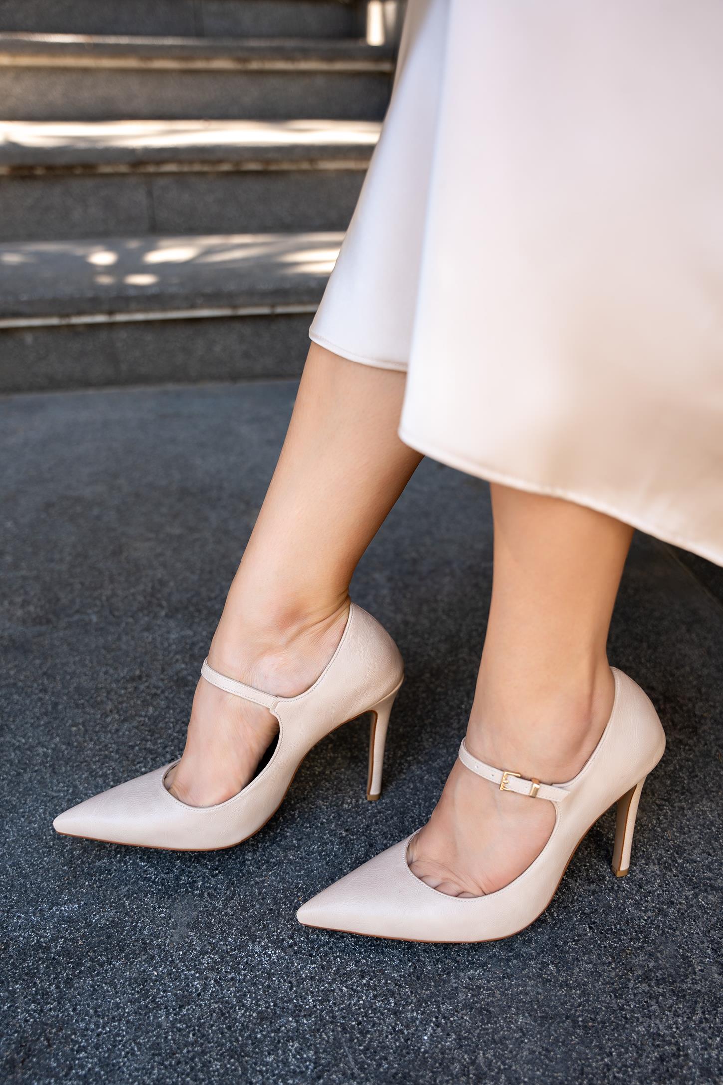 OMERA SİVRİ BURUN KEMER DETAYLI TOPUKLU AYAKKABI - NUDE