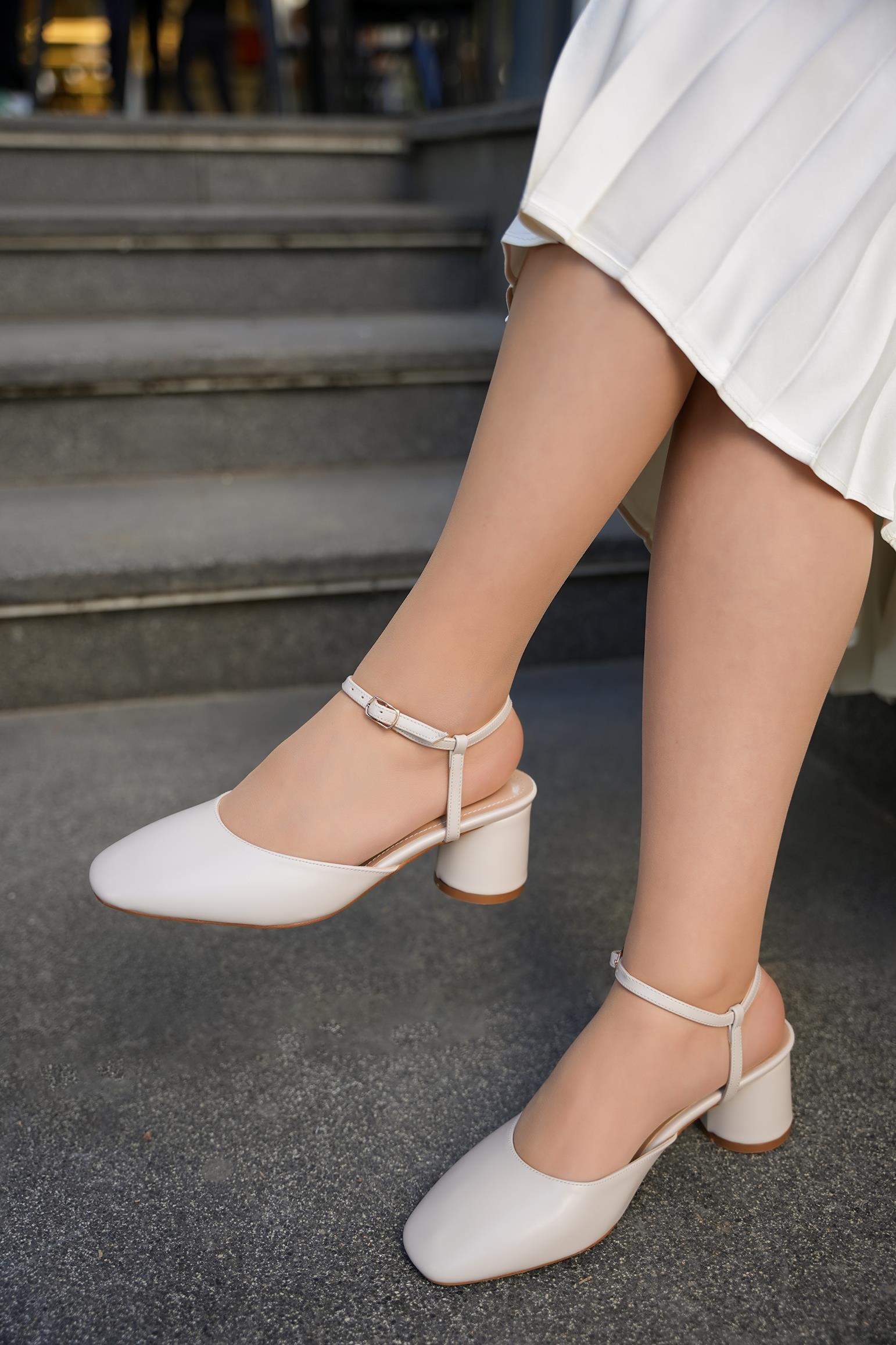 EDDY TOKA DETAYLI TOPUKLU AYAKKABI - KREM