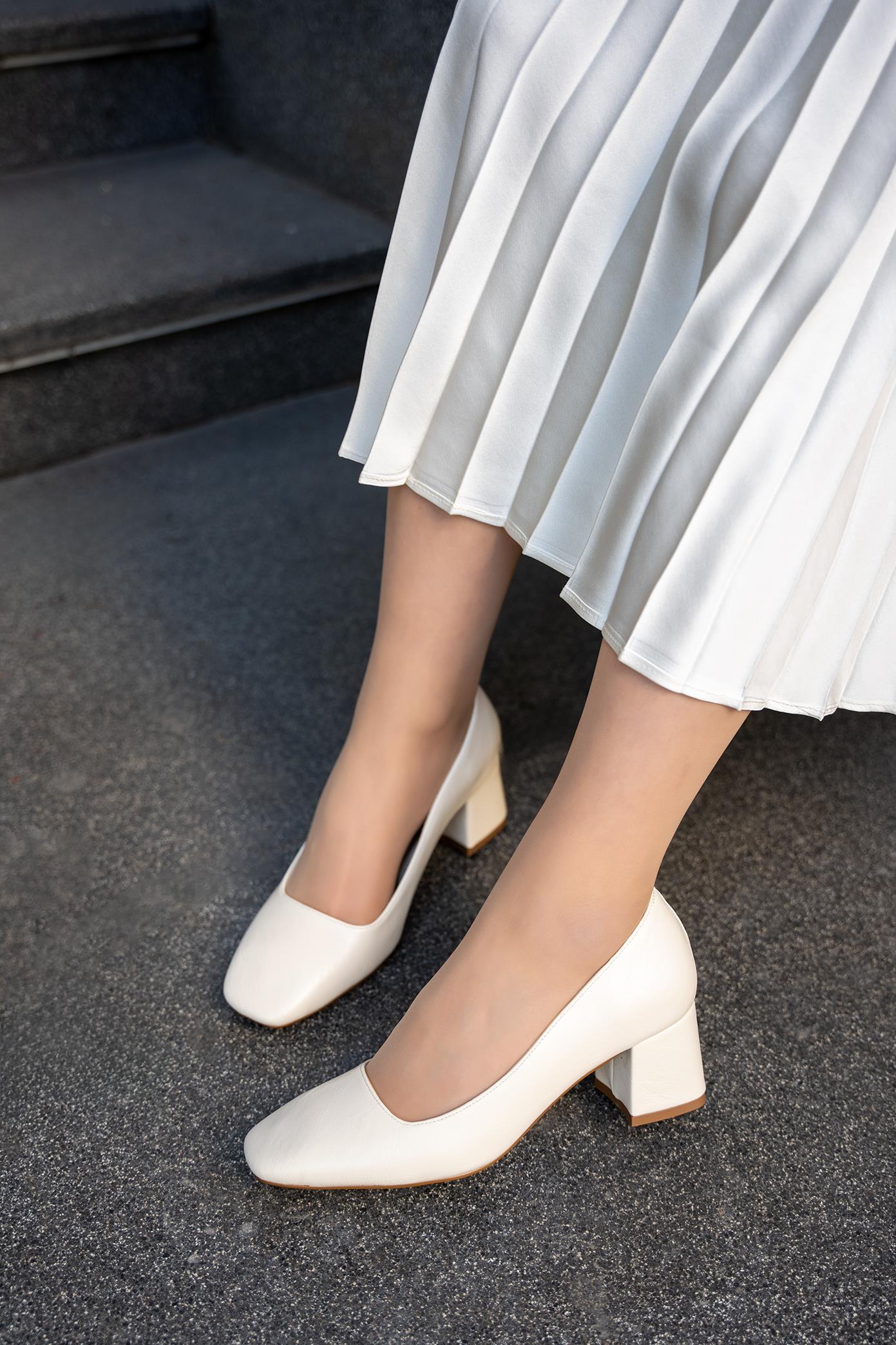 TEZEL DÜZ KALIN TOPUKLU KADIN AYAKKABI - EKRU