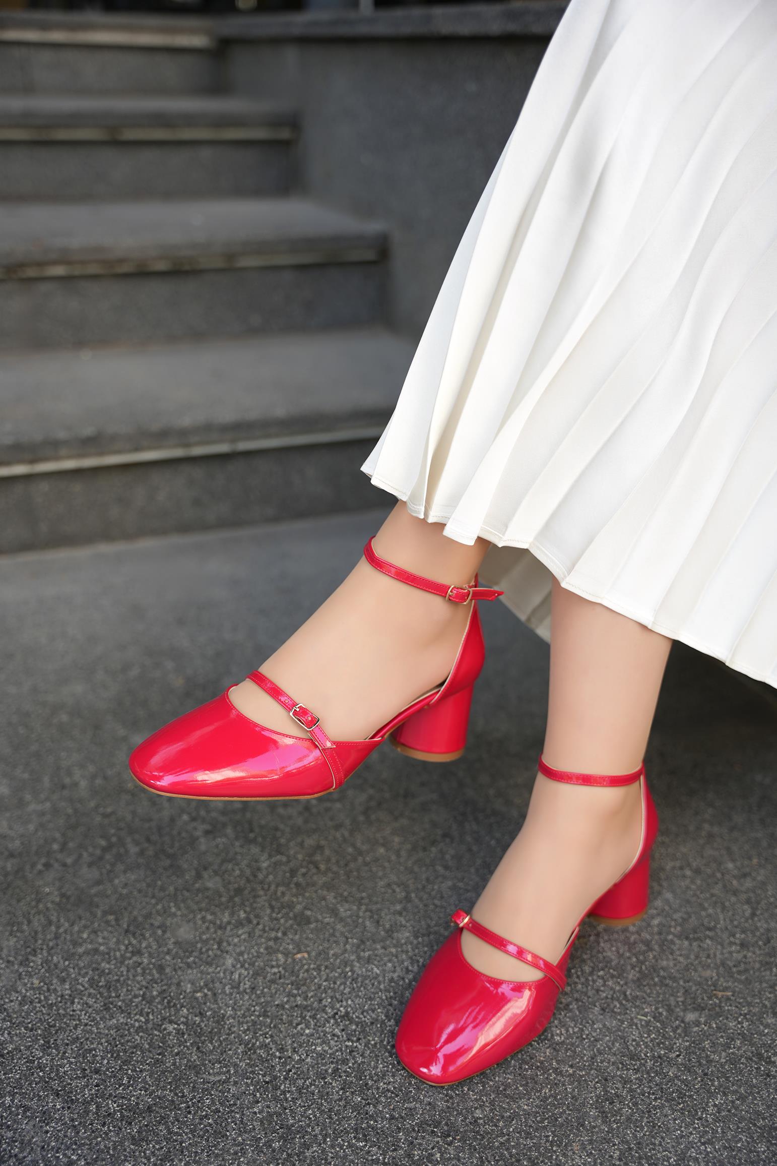 SAİGO ÇİFT TOKA DETAYLI KALIN TOPUKLU AYAKKABI - KIRMIZI RUGAN