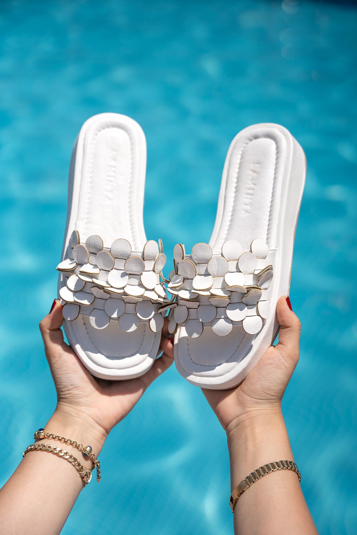 MANJE PÜSKÜL DETAYLI KALIN TABANLI TERLİK - BEYAZ