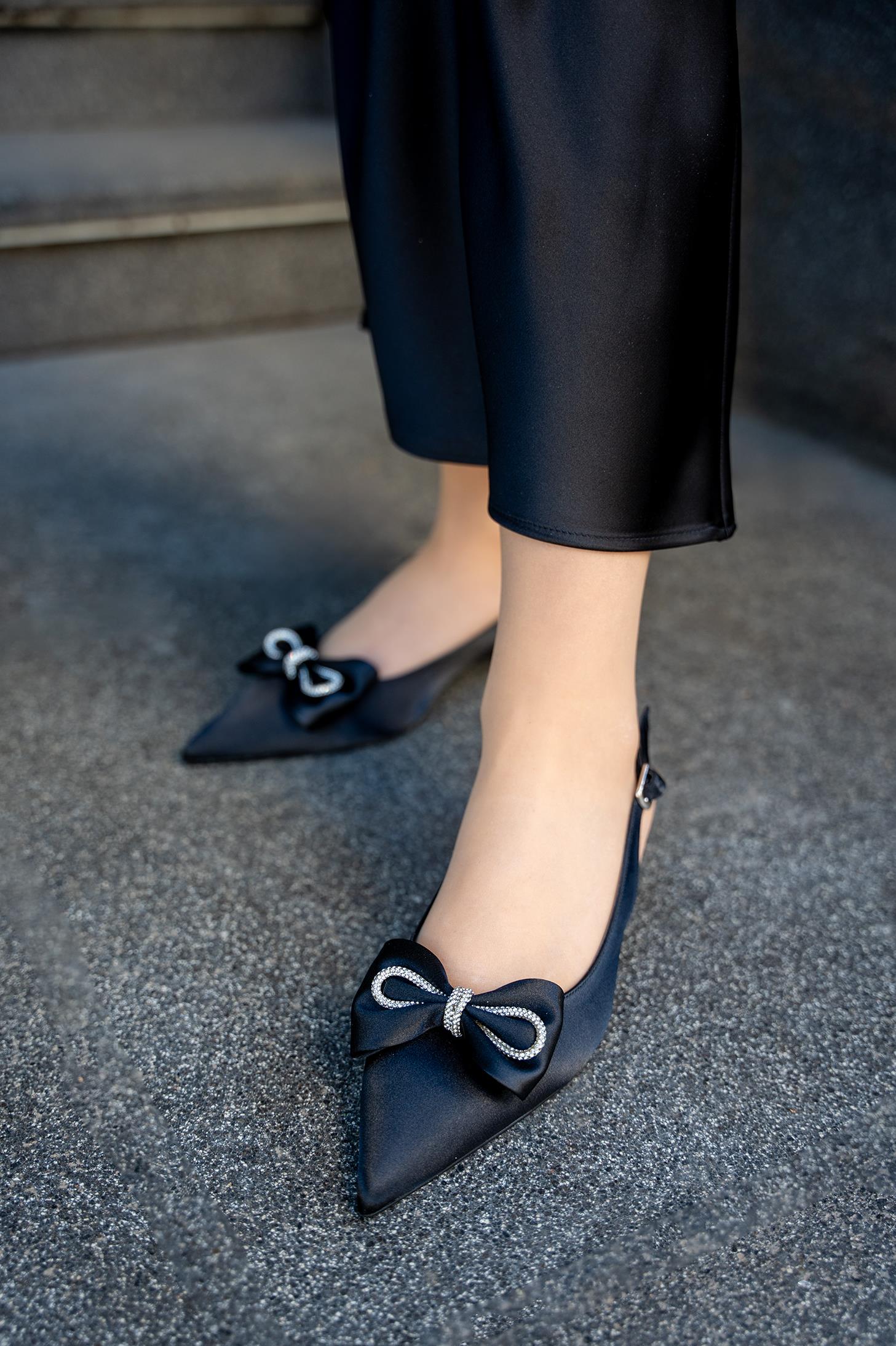 Renata Taşlı Fiyonk Detaylı Kadın Topuklu Ayakkabı - SİYAH SATEN