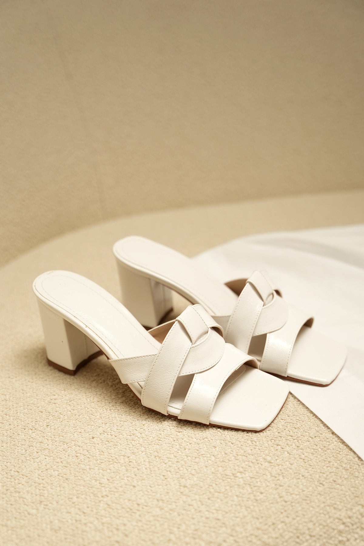 Sofia Asimetrik Kesim Kalın Topuklu Terlik - BEYAZ