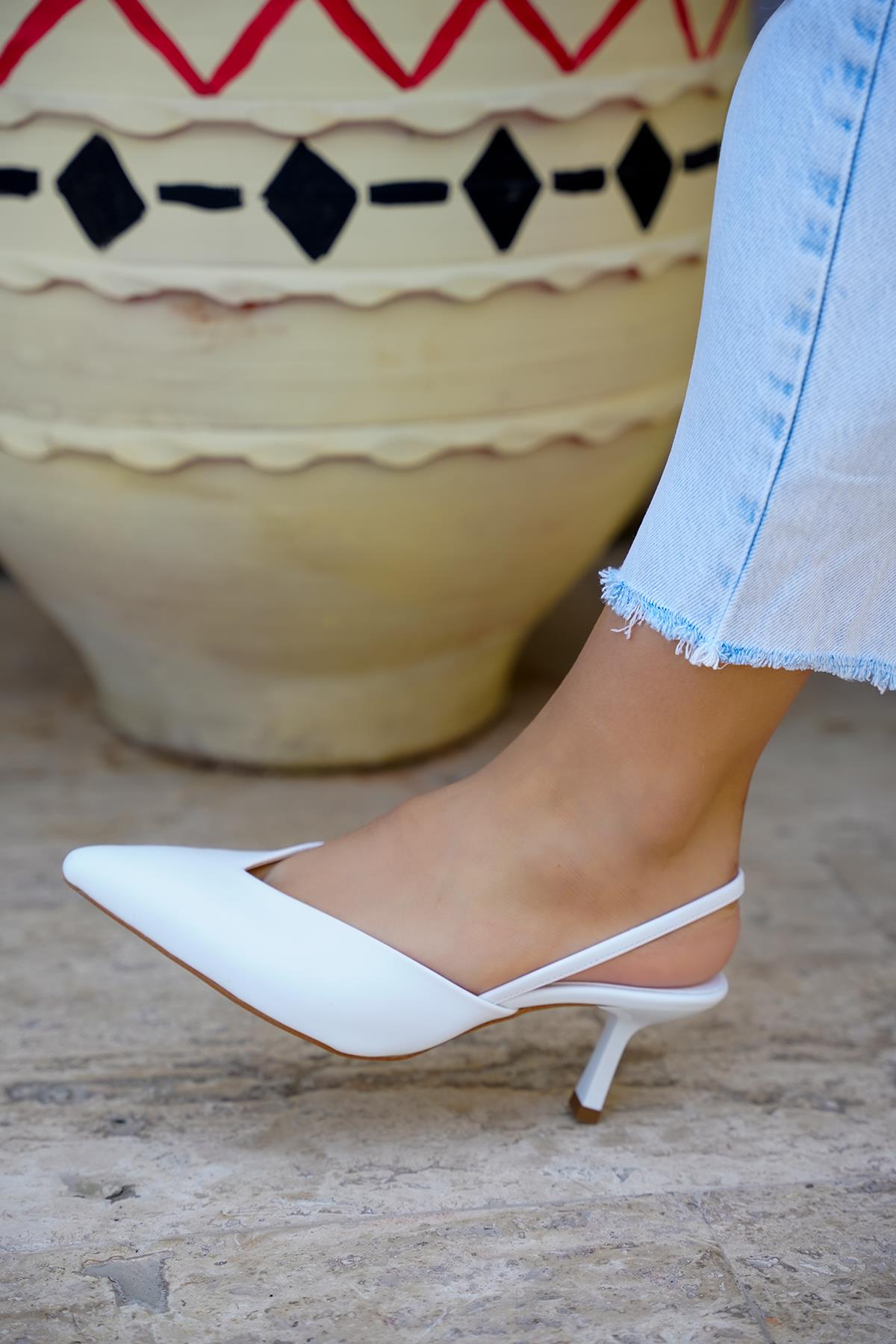 JATE SİVRİ BURUN DETAYLI TOPUKLU AYAKKABI - BEYAZ DERİ