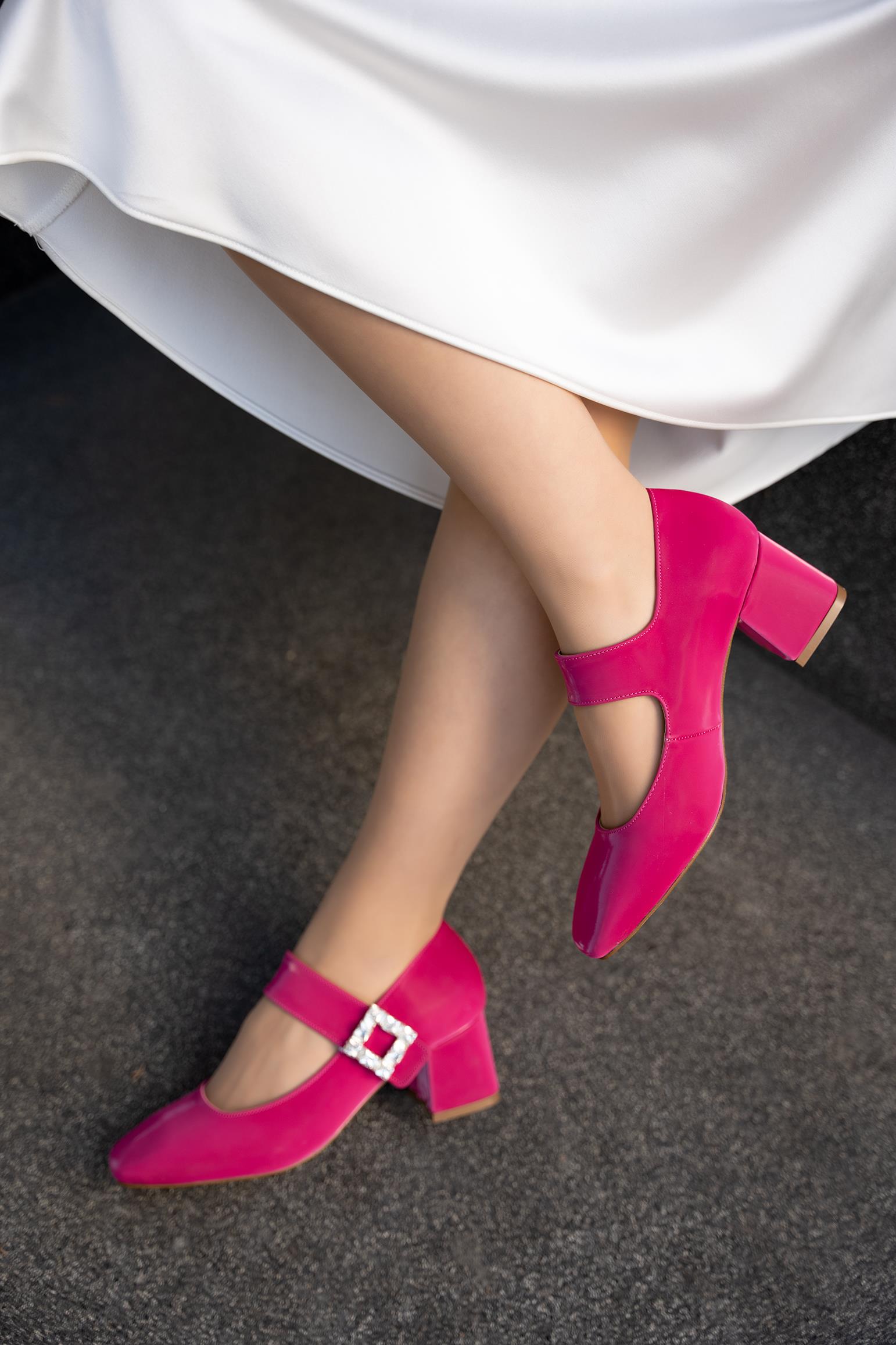 WİNE TAŞLI TOKA DETAYLI KADIN TOPUKLU AYAKKABI - FUŞYA