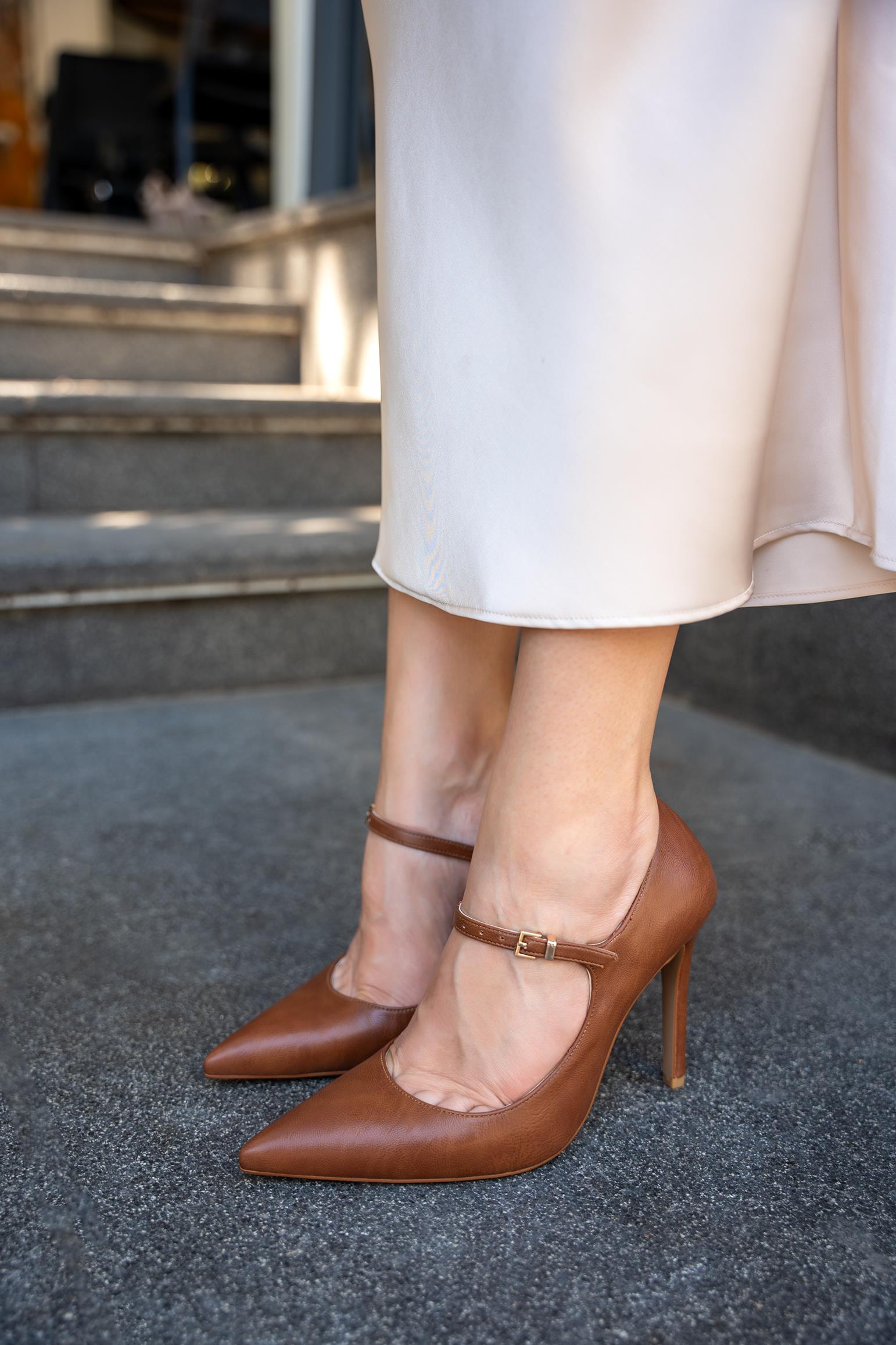 OMERA SİVRİ BURUN KEMER DETAYLI TOPUKLU AYAKKABI - TABA