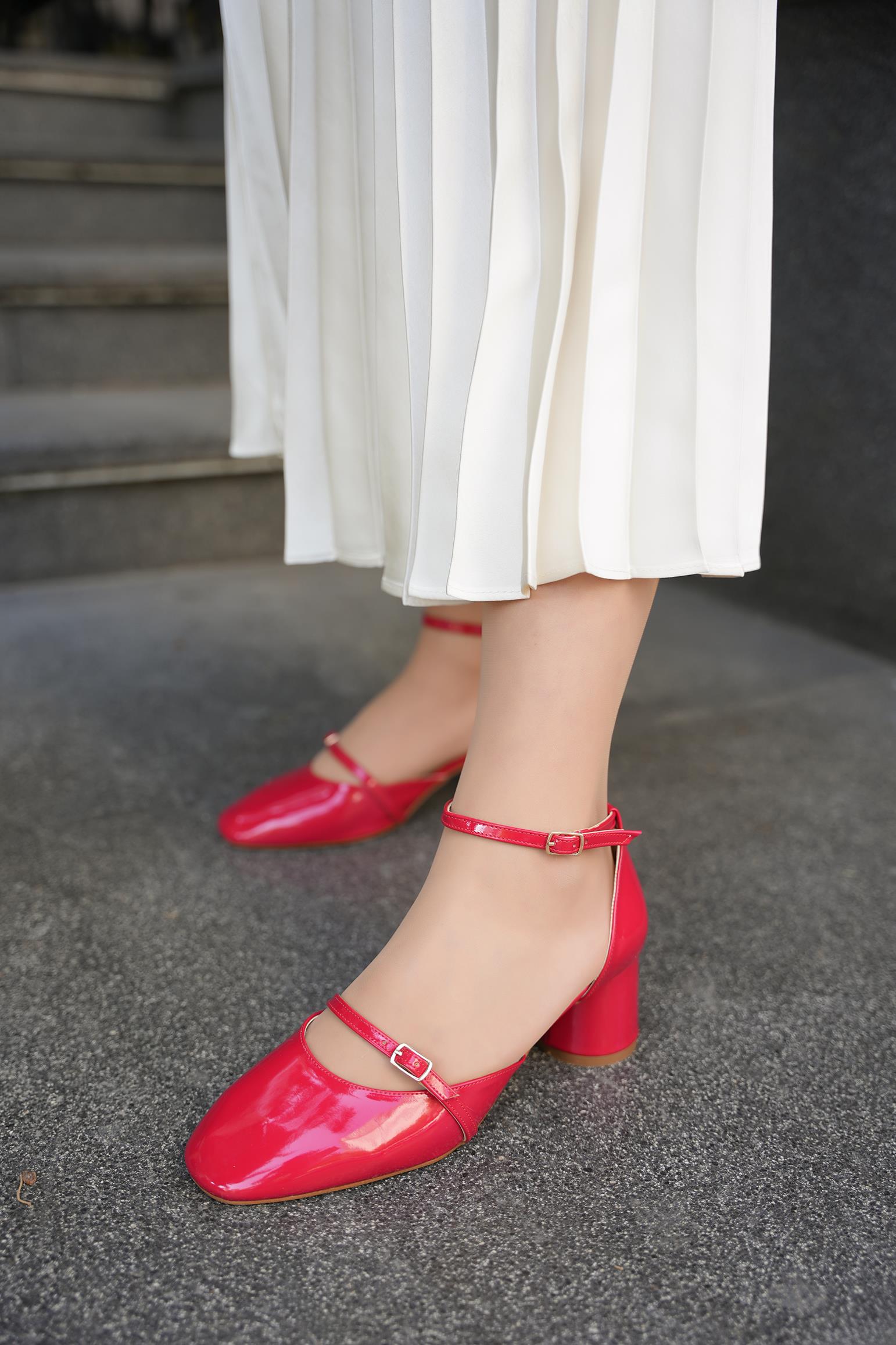 SAİGO ÇİFT TOKA DETAYLI KALIN TOPUKLU AYAKKABI - KIRMIZI RUGAN