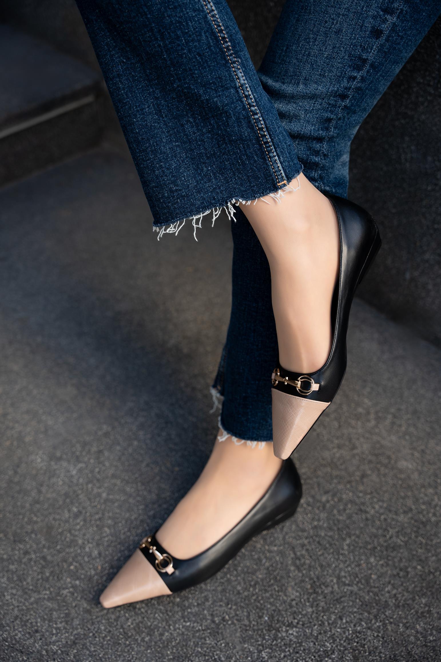 VOYEN GOLD TOKA DETAYLI KADIN BABET - SİYAH