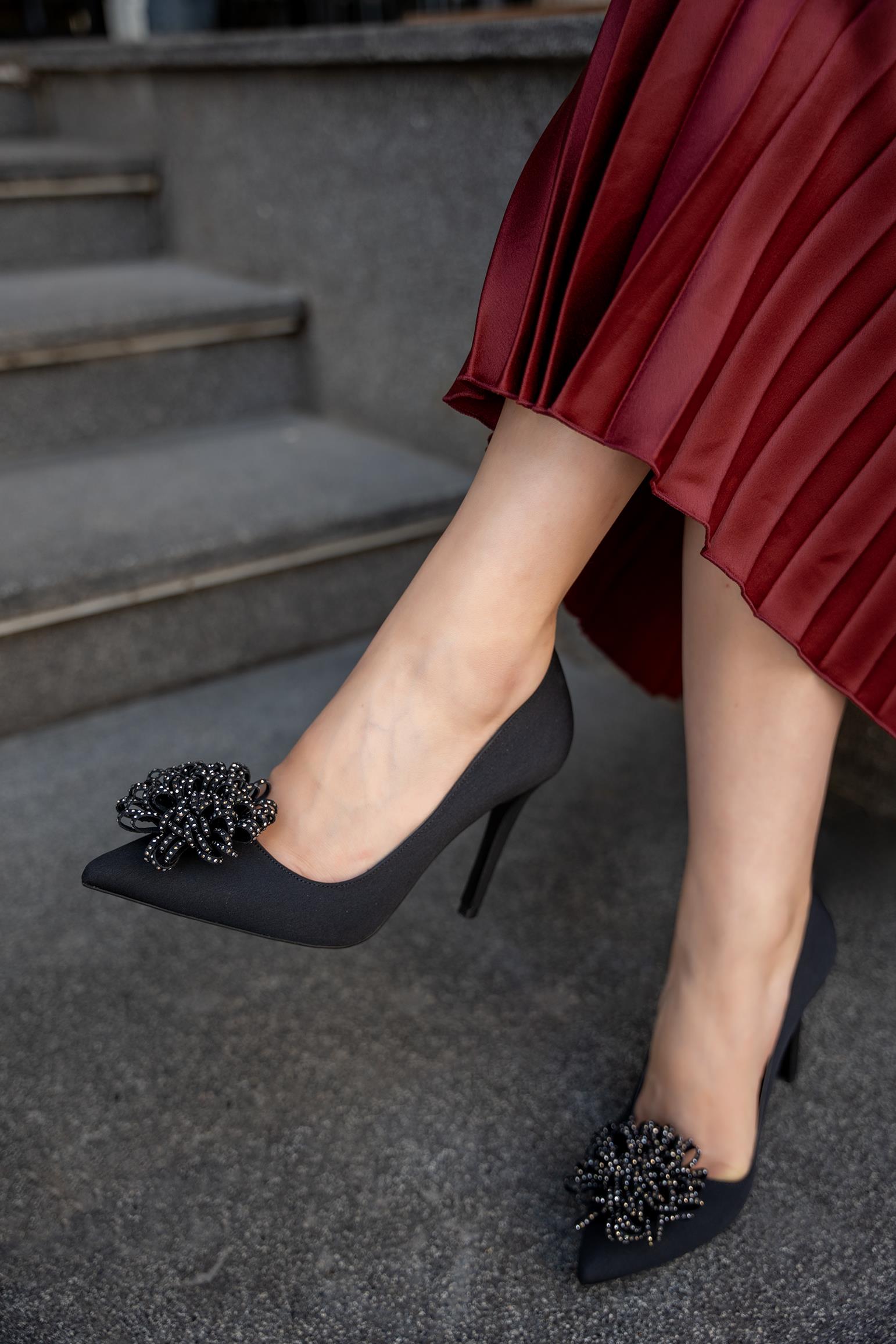 ELİORA TAŞLI GÜL DETAYLI TOPUKLU AYAKKABI - SİYAH