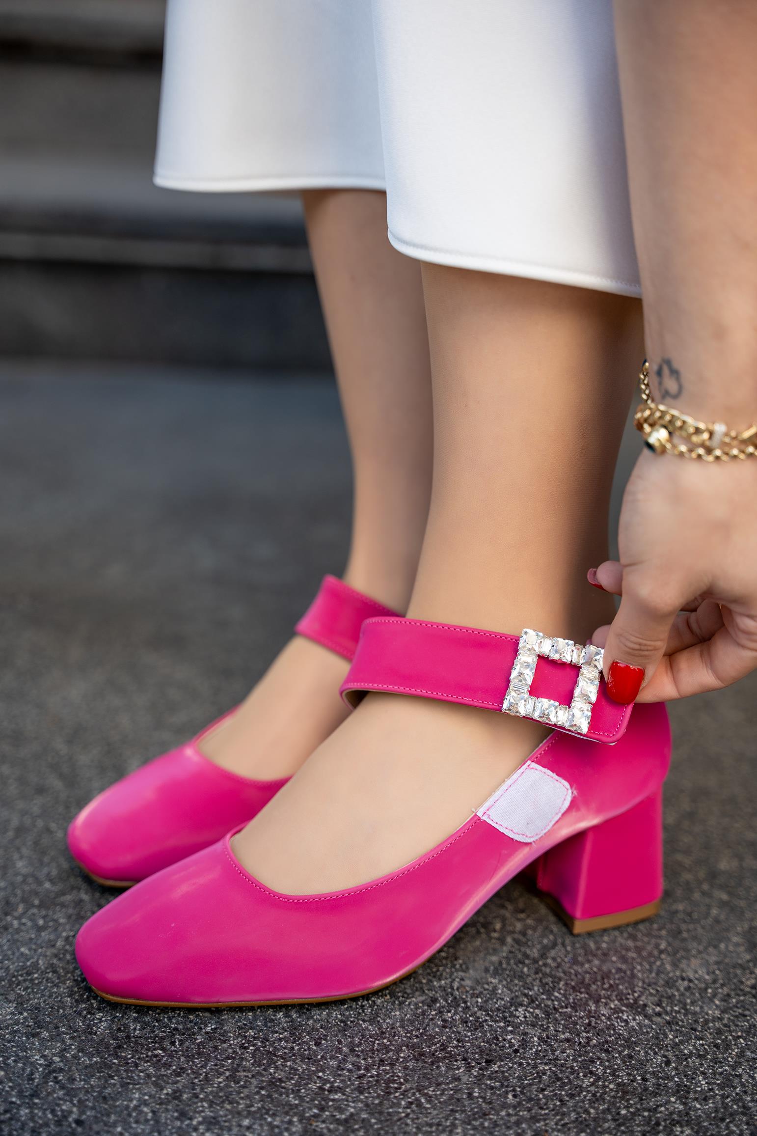 WİNE TAŞLI TOKA DETAYLI KADIN TOPUKLU AYAKKABI - FUŞYA