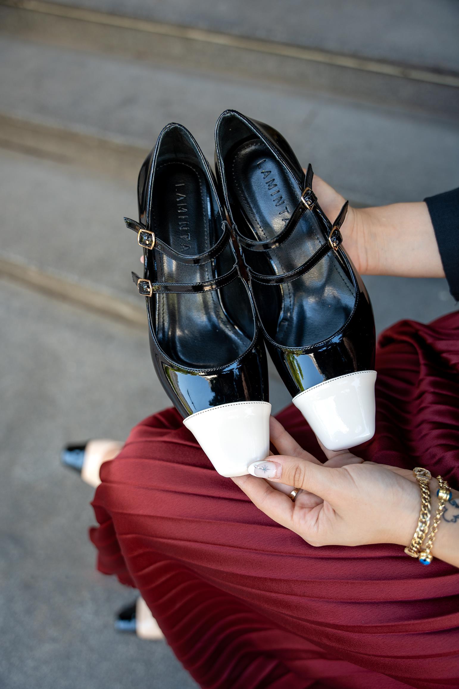 VOTE TOKA DETAYLI KÜT BURUN TOPUKLU AYAKKABI - SİYAH