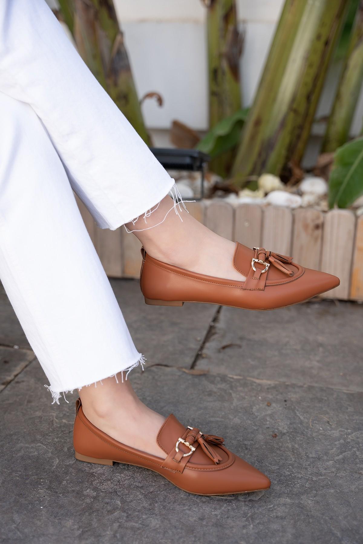 YOLİ PÜSKÜL DETAYLI KADIN BABET - TABA