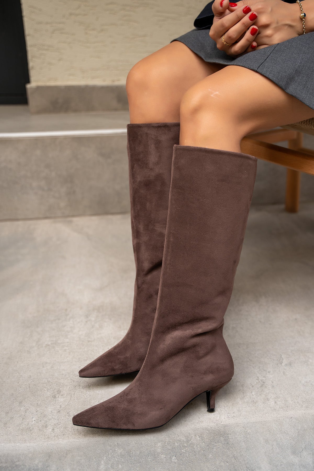 Polka Sivri Burun Düz Çizme - AcıKahve Süet