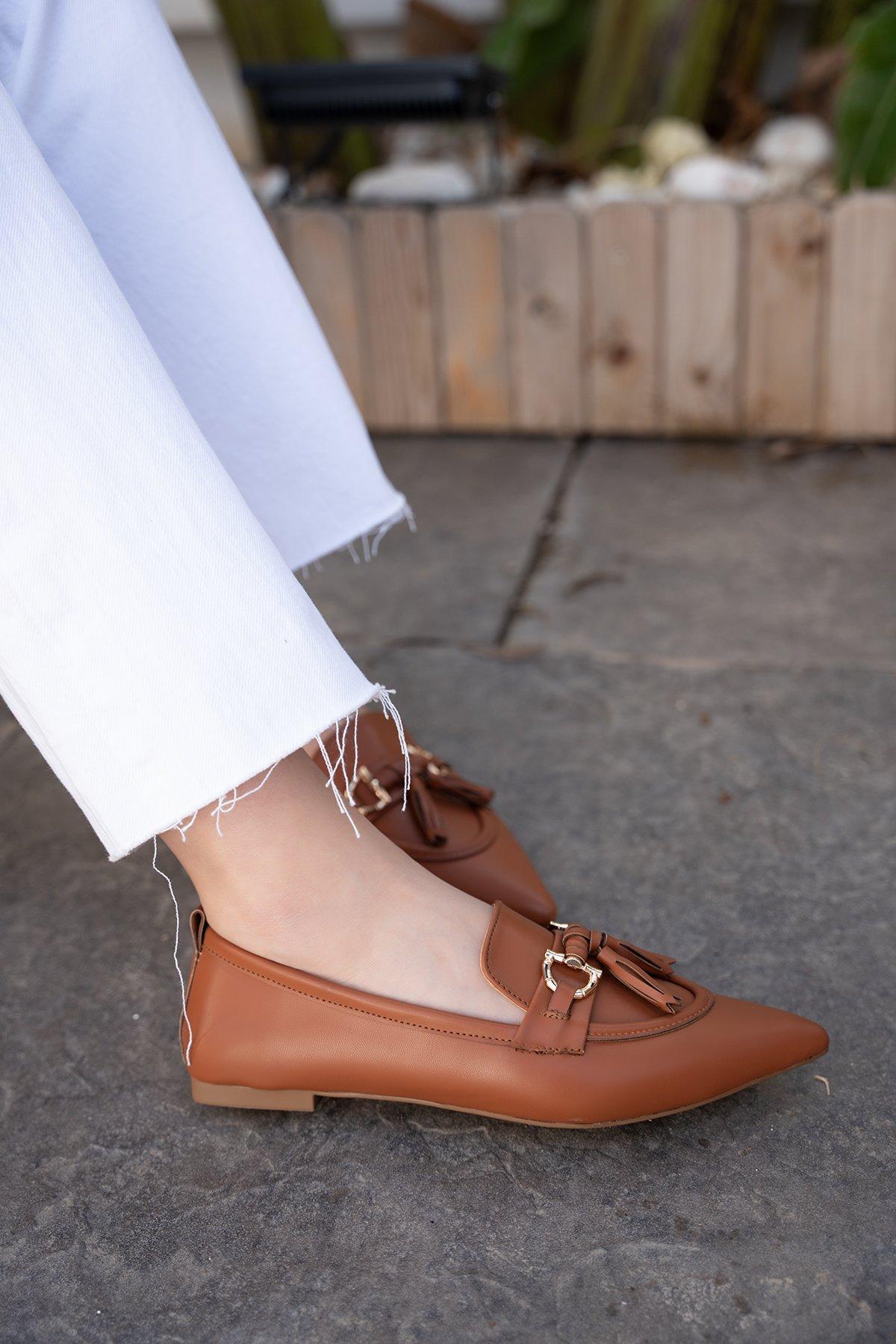 YOLİ PÜSKÜL DETAYLI KADIN BABET - TABA