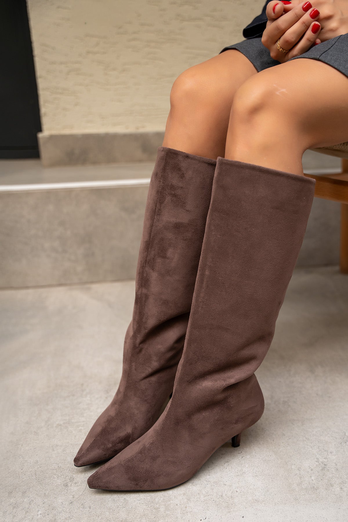 Polka Sivri Burun Düz Çizme - AcıKahve Süet