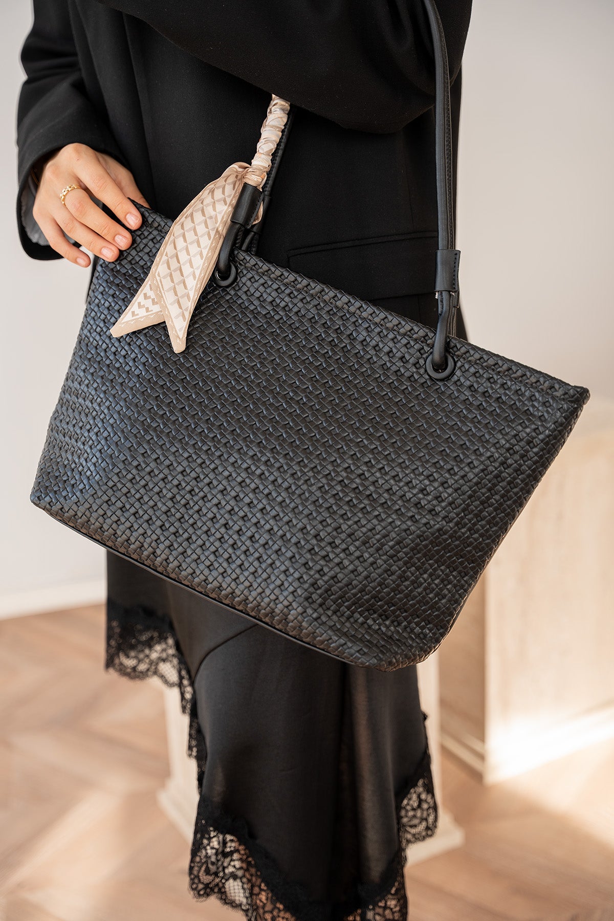 Paco Örgü Detaylı Fularlı Kadın Geniş Çanta - SİYAH