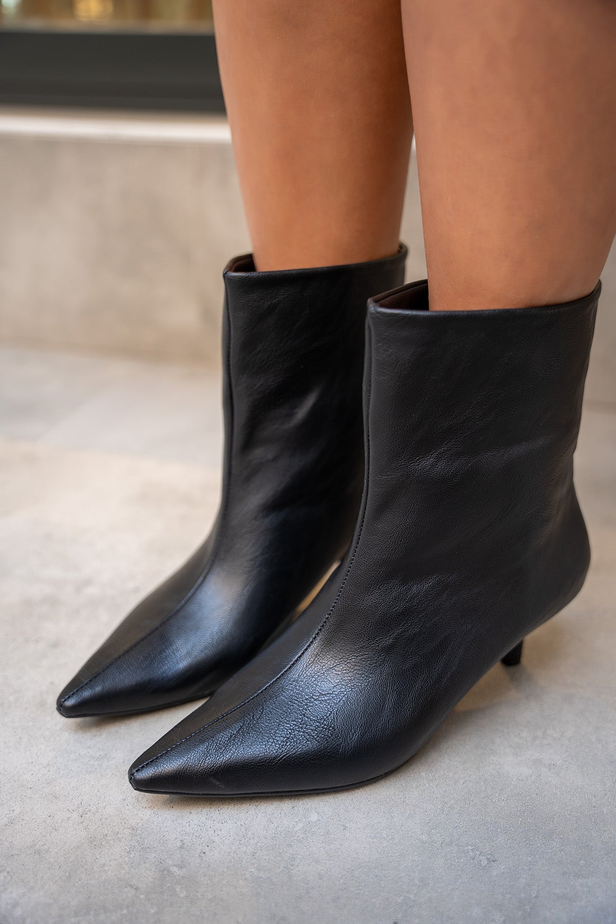 Saves Düz Dikiş Detaylı Kadın Bot - SİYAH