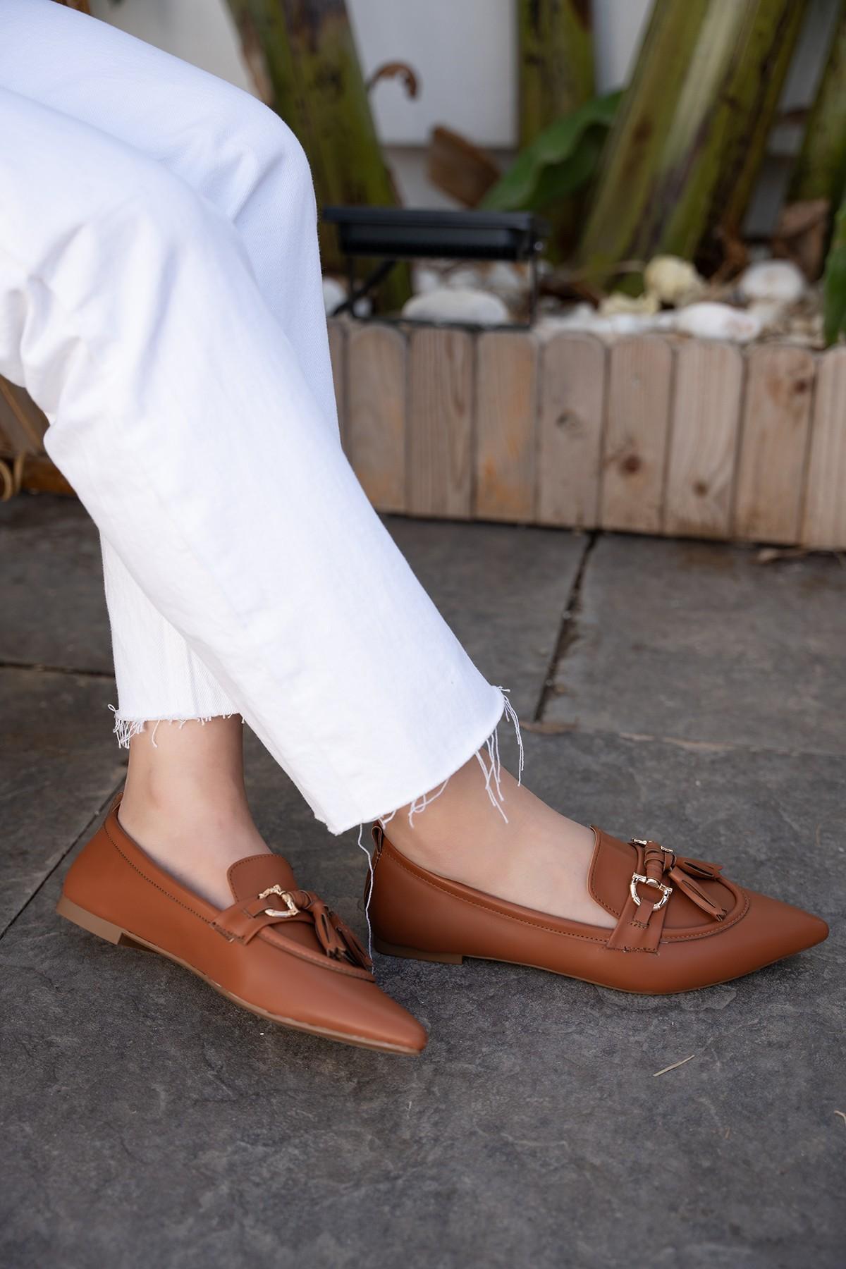 YOLİ PÜSKÜL DETAYLI KADIN BABET - TABA