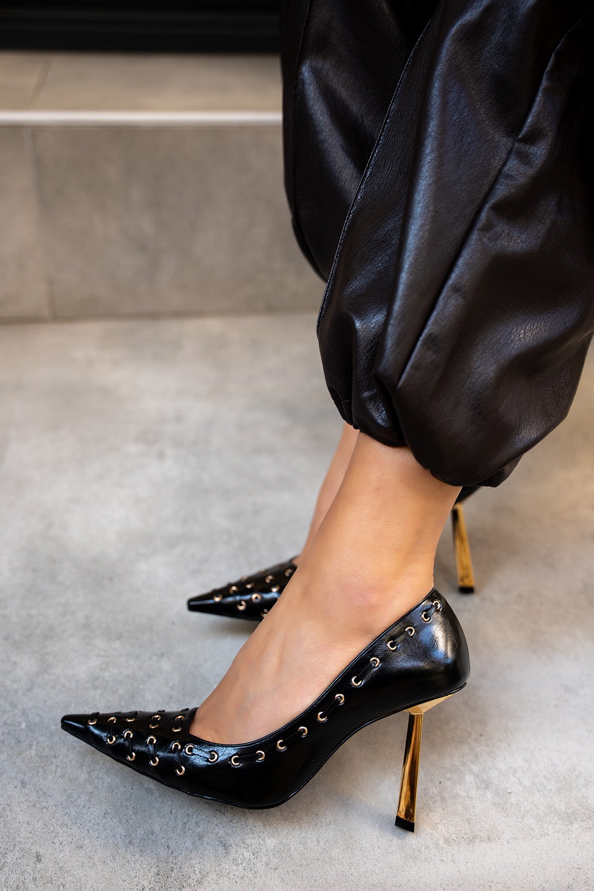 Elvis Zımba Detaylı Topuklu Ayakkabı - SİYAH