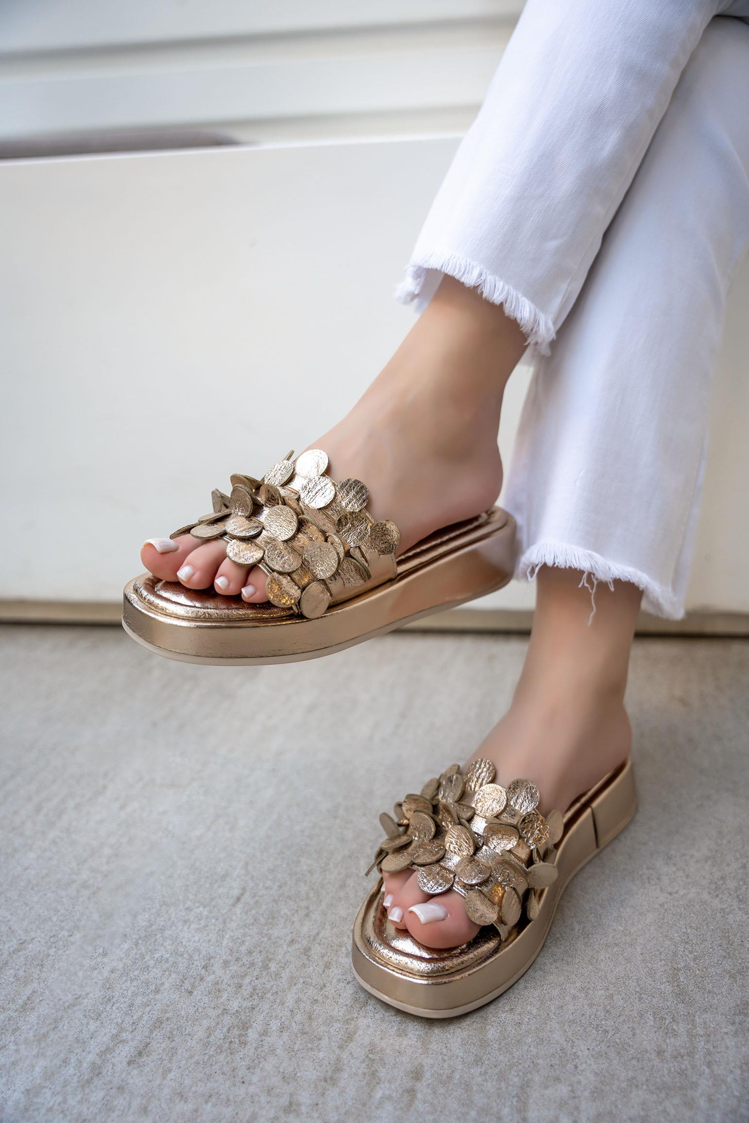 MANJE PÜSKÜL DETAYLI KALIN TABANLI TERLİK - GOLD